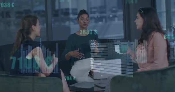 3人の多様な女性がオフィスで議論する統計データ処理のアニメーション 世界経済とビジネスデータテクノロジーの概念 — ストック動画