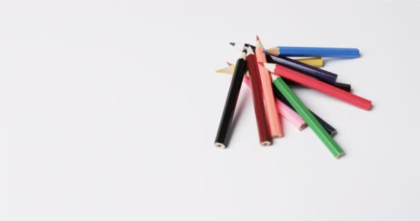 Închideți Creioane Spațiu Copiere Fundal Alb Mișcare Lentă Papetărie Învățare — Videoclip de stoc