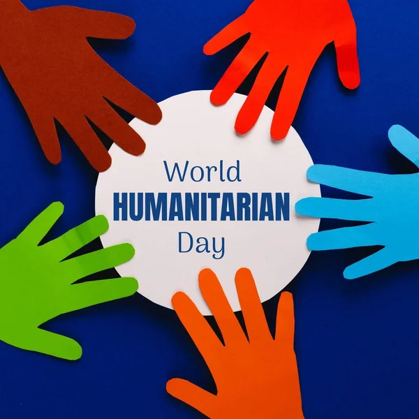 Światowy Humanitarny Dzień Tekst Białym Okręgu Wielokolorowymi Dłońmi Niebieskim Tle — Zdjęcie stockowe