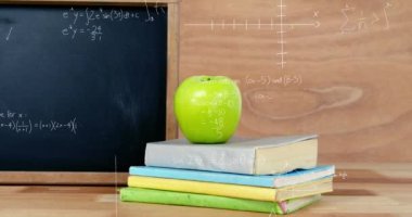 Matematiksel denklemler ve formüller üzerine kitap ve elma yığını animasyonu. Küresel okul, öğrenim, eğitim, bilgisayar ve veri işleme kavramı dijital olarak oluşturulmuş video.