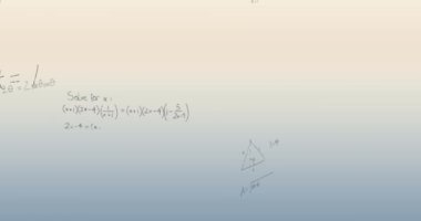 Gradyan mavisi ile sarı zemin arasında matematiksel formüllerin veri işleme animasyonu. Küresel bilim, bilgisayar ve veri işleme kavramı dijital olarak oluşturulmuş video.