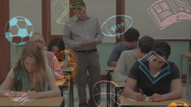 教室の多様な男性教師と学生に対する学校のアイコンのアニメーション グローバルスクール コンピューティング データ処理の概念デジタルで生成されたビデオ — ストック動画