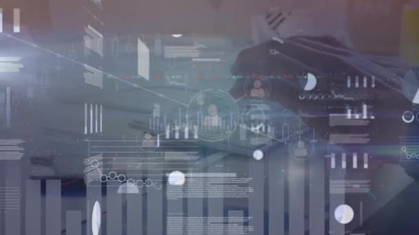 Animação Processamento Dados Financeiros Sobre Homem Caucasiano Digitando Teclado Computador — Vídeo de Stock