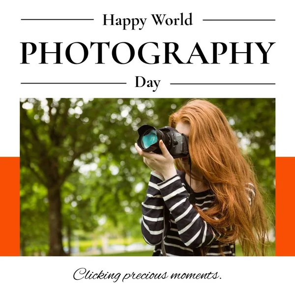 快乐的世界摄影日文字黑色与高加索女性摄影师使用刀片相机 全球摄影庆祝活动 点击数字方式生成的珍贵时刻 — 图库照片