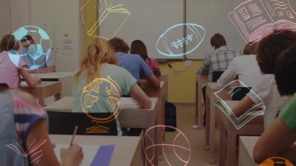 教室内の多様な学生に対する学校のアイコンのアニメーション グローバルスクール コンピューティング データ処理の概念デジタルで生成されたビデオ — ストック動画