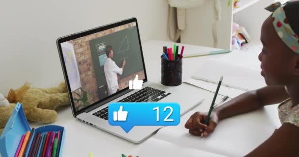 ソーシャルメディアデータのアニメーションとラップトップ上のアフリカ系アメリカ人の女の子の上のスペースをコピーしますオンライン教育 グローバル教育 コンピューティング データ処理の概念デジタルで生成されたビデオ — ストック動画