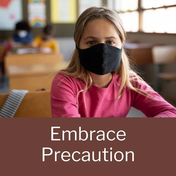Kucaklaşma Önlem Metni Yüz Maskesi Takan Beyaz Kız Öğrencinin Üzerine — Stok fotoğraf
