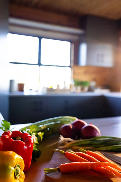 Вертикальное Изображение Органических Овощей Разделочной Доске Ножа Солнечной Кухне Бревенчатой — стоковое фото