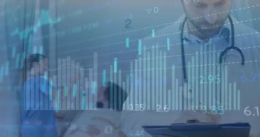 Kafkas erkek doktor ve hasta üzerinde veri işleme animasyonu. Küresel tıp, sağlık hizmetleri, bağlantılar, bilgisayar ve veri işleme kavramı dijital olarak oluşturulmuş video.