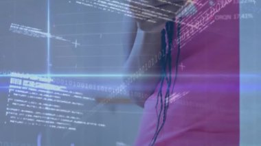 Akıllı telefon kullanan iki ırklı kadının finansal veri işleme ve ikili kodlama animasyonları. Küresel iş, finans, hesaplama ve veri işleme kavramı dijital olarak oluşturulmuş video.