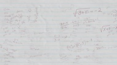Beyaz arkaplan üzerinde matematiksel formüllerin animasyonu. Eğitim, öğrenim, okul ve veri işleme kavramı dijital olarak oluşturulmuş video.