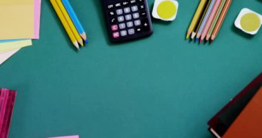 Yeşil arka planda tarih metinlerinin ve okul eşyalarının animasyonu. Eğitim, öğrenim, okul ve veri işleme kavramı dijital olarak oluşturulmuş video.