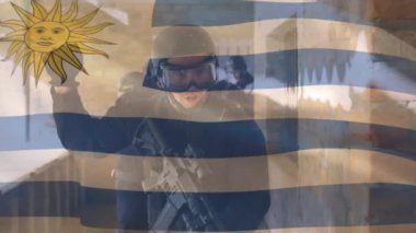 Çeşitli askerler üzerinde Uruguay bayrağının animasyonu. Vatanseverlik, silahlı kuvvetler ve dijital olarak üretilen ulusal savunma konsepti.