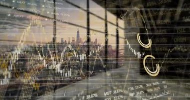 Modern apartman ve şehir manzarası üzerinde veri işleme animasyonu. Küresel iş, dijital arayüz, finans, hesaplama ve veri işleme kavramı dijital olarak oluşturulmuş video.