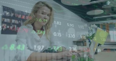 Ofiste gülümseyen ve dizüstü bilgisayar kullanan beyaz kadın hakkında borsa veri işleme animasyonu. Küresel ekonomi ve iş teknolojisi kavramı