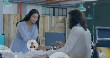 Ofisteki çeşitli iş adamları üzerinde çoklu dijital simgelerin canlandırılması. Küresel bağlantılar, bilgisayar arayüzü ve iş teknolojisi konsepti dijital olarak oluşturulmuş video.