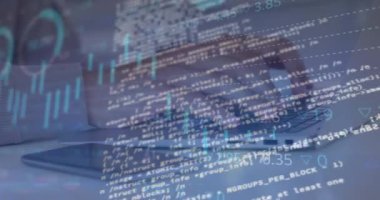 Dizüstü bilgisayar kullanan bir kadının orta kesiminde istatistiksel ve borsa veri işleme animasyonu. Küresel ekonomi ve iş veri teknolojisi kavramı