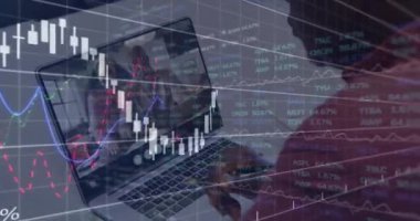 Afro-Amerikan bir adamın dizüstü bilgisayarında bir video görüşmesi ile ilgili finansal veri işleme animasyonu. Küresel finans ve iş teknolojisi kavramı