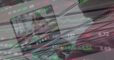 Afro-Amerikan bir adamın dizüstü bilgisayarında video kaydı olması üzerine borsa veri işleme animasyonu. Küresel ekonomi ve iş teknolojisi kavramı