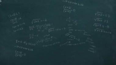 Yeşil arkaplan üzerinde matematiksel formüllerin animasyonu. Eğitim, öğrenim, okul ve veri işleme kavramı dijital olarak oluşturulmuş video.