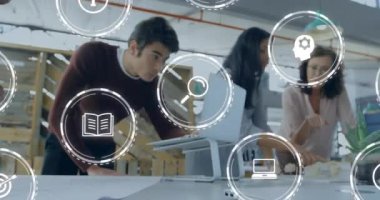 Ofisteki planı üzerinde çalışan Amerikan yerlilerine karşı çoklu dijital simgelerin animasyonu. Bilgisayar arayüzü ve iş teknolojisi konsepti dijital olarak oluşturulmuş video.