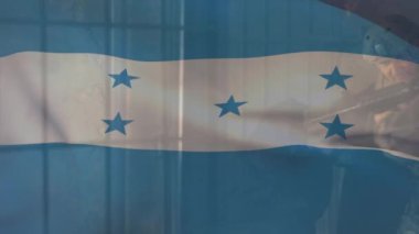 Çeşitli askerlere karşı Honduras bayrağı animasyonu. Amerikan vatanseverliği, silahlı kuvvetler ve savunma konsepti dijital olarak oluşturulmuş video.