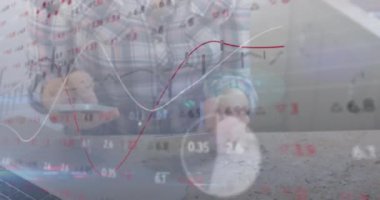 İnternetten alışveriş için kredi kartı kullanan bir kadının orta bölümündeki veri işleme animasyonu. Çevrimiçi alışveriş ve perakende ticaret teknolojisi kavramı