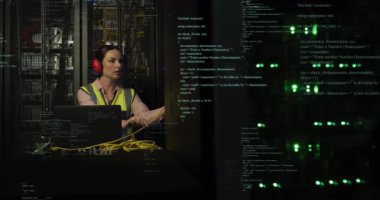 Kafkas kadın teknisyen ve bilgisayar sunucularında veri işleme animasyonu. Küresel hesaplama, dijital arayüz ve veri işleme kavramı dijital olarak oluşturulmuş video.