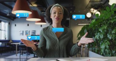 Ofisteki kameraya bakan Afrikalı Amerikalı kadınların sosyal medya ikonlarının canlandırılması. Sosyal medya ağı ve iş teknolojisi kavramı