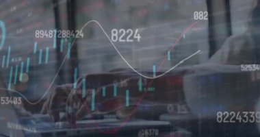 Bir kafede dizüstü bilgisayar kullanarak iş adamının orta kesiminde borsa veri işleme animasyonu. Küresel ekonomi ve iş veri teknolojisi kavramı