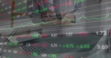 Akıllı telefon kullanarak çift ırklı kadınlara karşı borsa veri işleme animasyonu. Küresel ekonomi ve iş teknolojisi kavramı