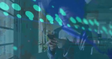 Ofiste akıllı telefon kullanırken gülümseyen Afro-Amerikan kadının veri işleme animasyonu. Küresel finans ve iş teknolojisi kavramı