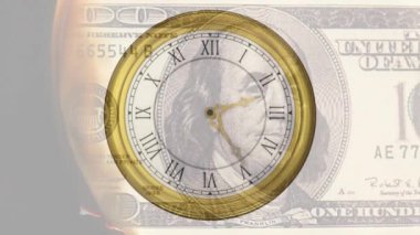 Yanan Amerikan dolarları banknotunun üzerinde saat tik tak işliyor. Küresel para birimi, işletme, finans, hesaplama ve veri işleme kavramı dijital olarak oluşturulmuş video.