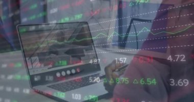 Dizüstü bilgisayarında video görüşmesi olan bir adamın orta bölümündeki borsa veri işleme animasyonu. Küresel ekonomi ve iş teknolojisi kavramı