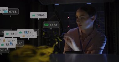 Sosyal medya veri işleme animasyonunun bilgisayar sunucuları tarafından beyaz kadın teknisyen üzerinden yürütülmesi. Küresel iş, finans, hesaplama ve veri işleme kavramı dijital olarak oluşturulmuş video.