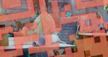 Tablet kullanan Afro-Amerikan iş adamı üzerinde QR kodu ve veri işleme animasyonu. Küresel siber güvenlik, iş, bilgisayar ve veri işleme kavramı dijital olarak oluşturulmuş video.