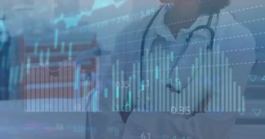 Gülümseyen melez kadın doktor üzerine veri işleme animasyonu. Küresel tıp, sağlık hizmetleri, bağlantılar, bilgisayar ve veri işleme kavramı dijital olarak oluşturulmuş video.