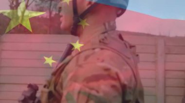 Çeşitli askerlerin üzerinde porselen bayrak animasyonu. Vatanseverlik, silahlı kuvvetler ve dijital olarak üretilen ulusal savunma konsepti.