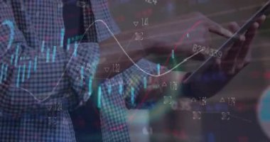 Tablet kullanan insanın orta kesiminde istatistiksel ve borsa veri işleme animasyonu. Küresel ekonomi ve iş veri teknolojisi kavramı