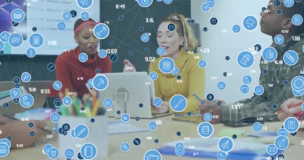 Animation Eines Netzwerks Digitaler Symbole Über Ein Team Verschiedener Kollegen — Stockvideo