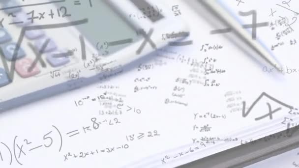 Matematiksel Formüllerin Beyaz Arkaplandaki Kalem Hesap Makinesiyle Canlandırılması Eğitim Öğrenim — Stok video