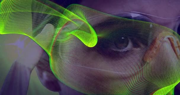 Fütürist Gözlük Takan Beyaz Bir Kadına Karşı Neon Sarısı Dijital — Stok video