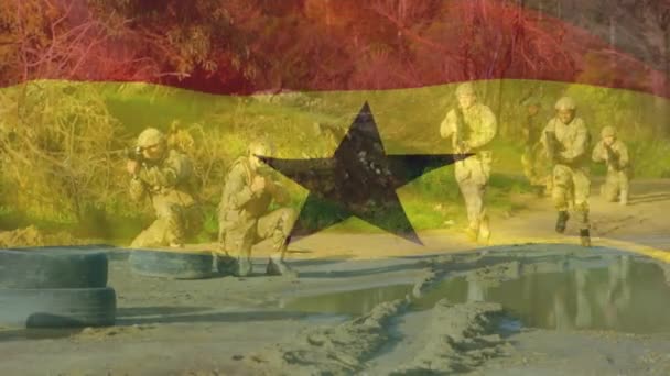 Animacja Flagi Ghany Nad Różnymi Żołnierzami Amerykański Patriotyzm Siły Zbrojne — Wideo stockowe