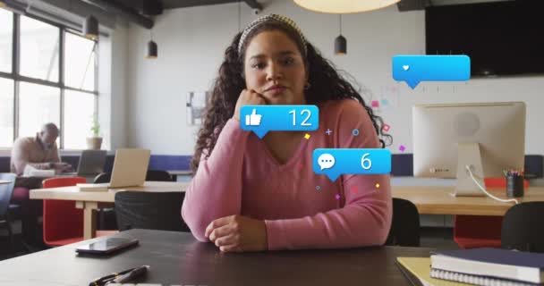 Animering Sociala Medier Ikoner Och Databehandling Över Biracial Affärskvinna Ämbetet — Stockvideo