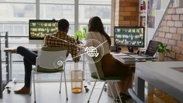 オフィス内の多様なビジネス人にアイコンとの接続のネットワークのアニメーション グローバルネットワークとビジネステクノロジーのコンセプト — ストック動画