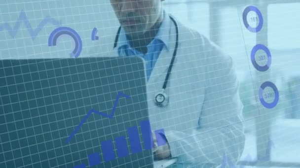 Animering Statistiska Data Behandling Mot Biracial Manliga Läkare Med Hjälp — Stockvideo