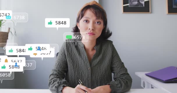 Animation Sociala Medier Ikoner Över Fokuserad Asiatisk Kvinna Talar Tittar — Stockvideo