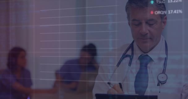 ファイルと白人男性医師以上のデータ処理のアニメーション グローバル医療 医療サービス コンピューティング データ処理の概念デジタル生成ビデオ — ストック動画
