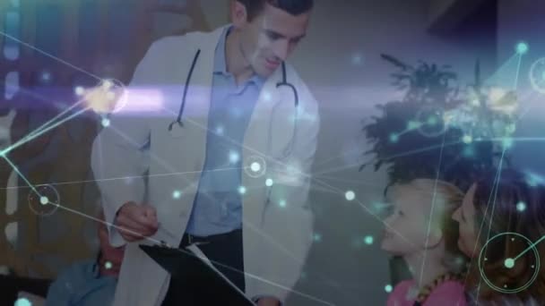 Animation Von Verbindungsnetzen Über Kaukasische Männliche Ärzte Und Patienten Globale — Stockvideo