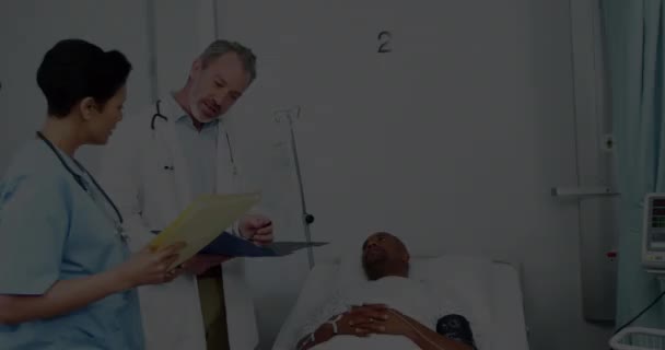 患者との多様な医師上のデータ処理のアニメーション グローバル医療 医療サービス コンピューティング データ処理の概念デジタル生成ビデオ — ストック動画